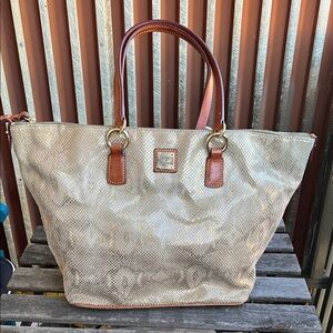 VGUC Dooney & Bourke snakeskin embossed tote